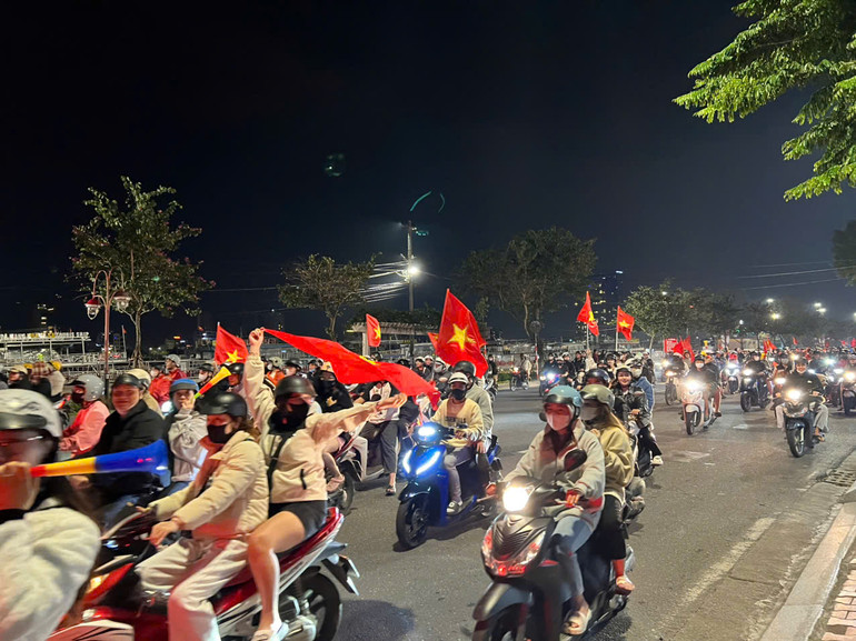 Người hâm mộ đổ ra đường mừng đội tuyển Việt Nam vô địch ASEAN Cup 2024 ảnh 32