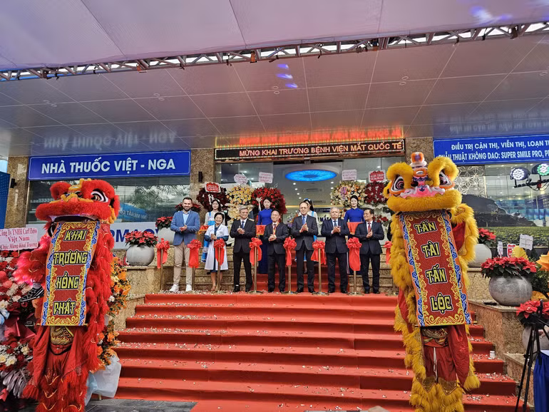 Cắt băng khai trương cơ sở tại Hải Phòng.