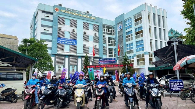 Truyền thông lưu động trên các tuyến phố để người dân cùng nâng cao nhận thức và chung sức hướng tới chấm dứt dịch bệnh AIDS vào năm 2030.