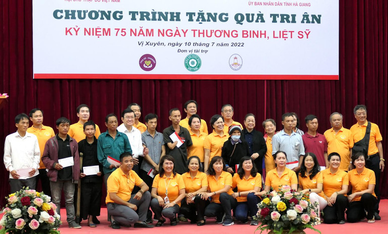 Nguyên Chủ tịch nước Trương Tấn Sang và nguyên Trưởng Ban Dân vận Trung ương Hà Thị Khiết tặng quà cho các gia đình chính sách.