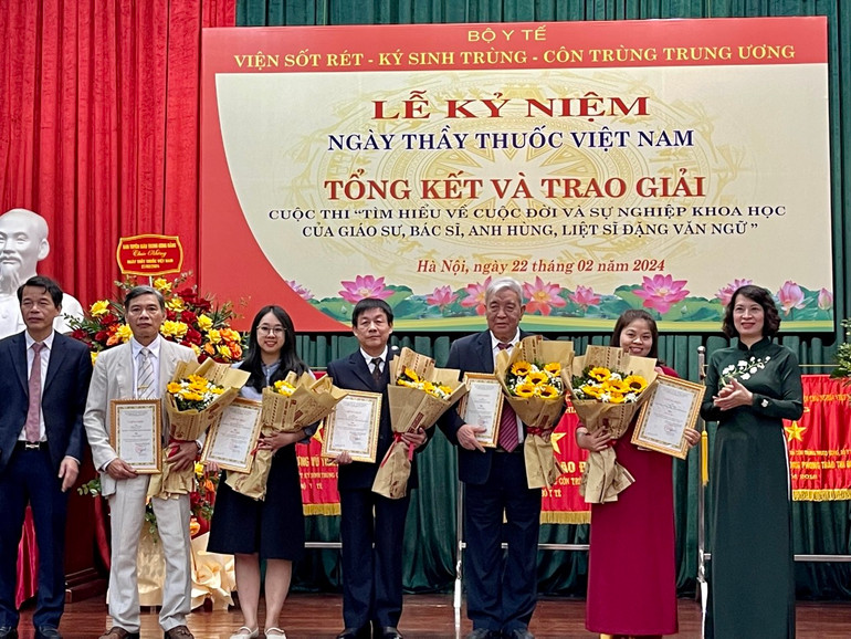 Các tác giả đoạt giải cuộc thi. Các tác giả đoạt giải cuộc thi.