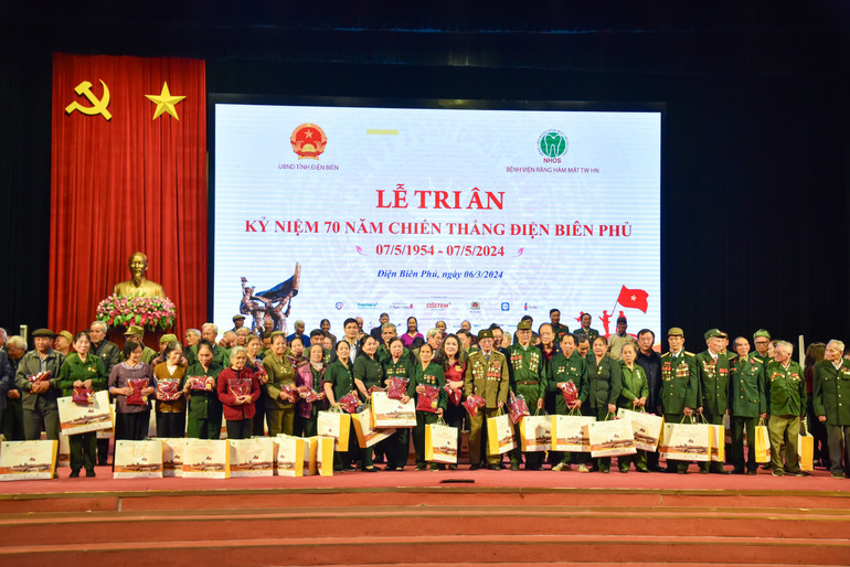 Tặng quà tri ân cho các cựu chiến binh, cựu thanh niên xung phong tỉnh Điện Biên.