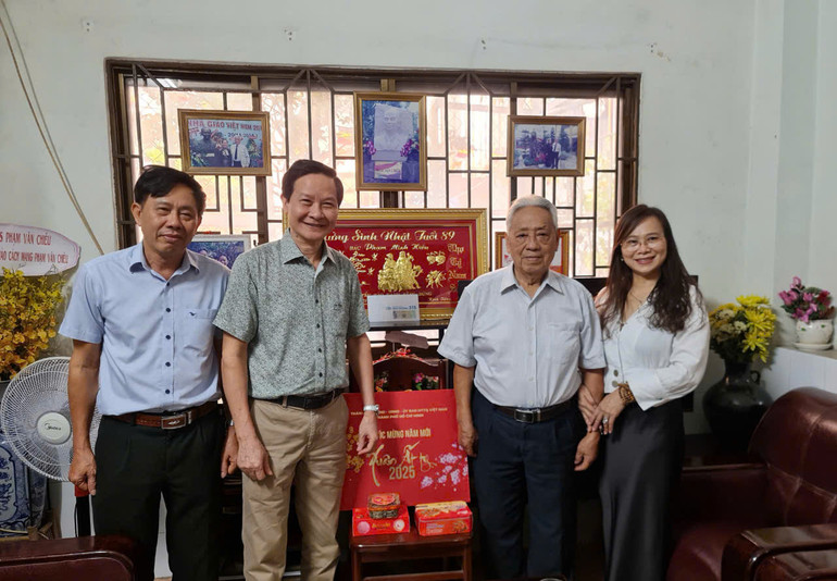 Đoàn đến thăm hỏi Trung tá Phạm Văn Kề, đại diện Ban liên lạc Đội Biệt động nội thành-Lữ đoàn 316.