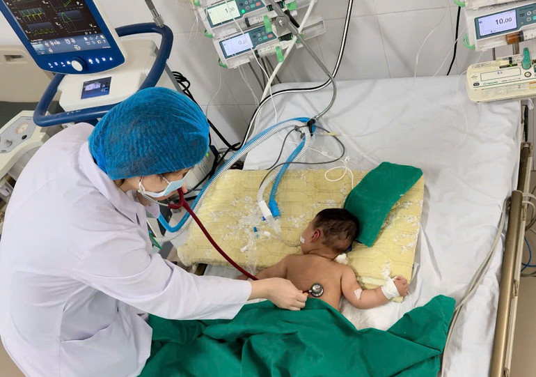 Bác sĩ khám cho bệnh nhi.