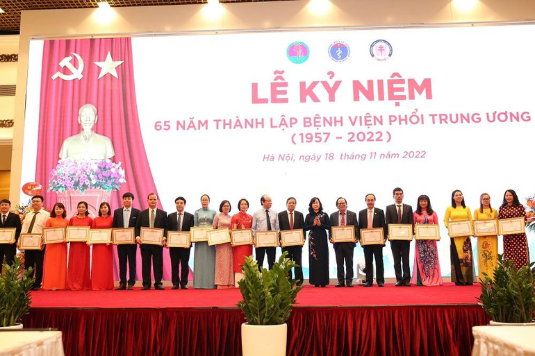 Bộ Y tế đã trao tặng Bằng khen của Bộ trưởng Y tế cho 3 tập thể và 9 cá nhân đã có thành tích xuất sắc trong quá trình xây dựng và phát triển đơn vị.