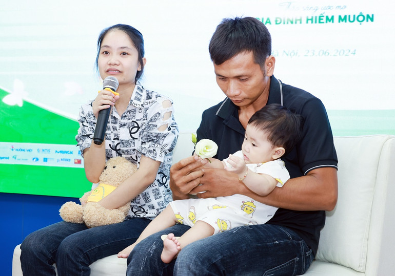 Gia đình hiếm muộn 6 năm, 3 lần hỏng thai do vợ chồng cùng mang gene Thalassemia đã sinh con thành công nhờ sự hỗ trợ của chương trình Tuần lễ Vàng. Gia đình hiếm muộn 6 năm, 3 lần hỏng thai do vợ chồng cùng mang gene Thalassemia đã sinh con thành công nhờ sự hỗ trợ của chương trình Tuần lễ Vàng.