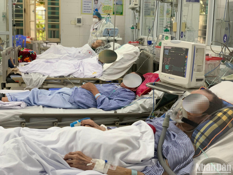 Khoa Bệnh phổi mạn tính hiện có khoảng 15 bệnh nhân hỗ trợ máy, đa số còn lại phải thở oxy do suy hô hấp.