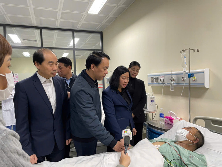 Bí thư Thành ủy Hà Nội Bùi Thị Minh Hoài đã thăm và động viên các nạn nhân đang nằm điều trị tại Bệnh viện E. (Ảnh: TT)