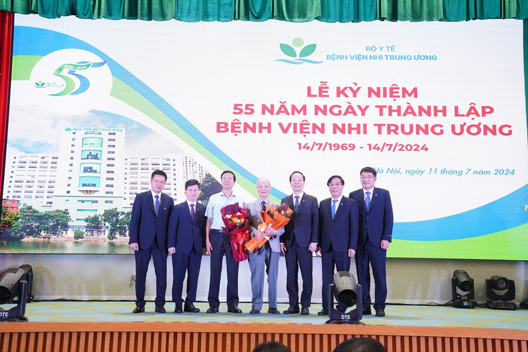 Ban lãnh đạo bệnh viện tri ân các vị nguyên lãnh đạo Bệnh viện Nhi Trung ương.