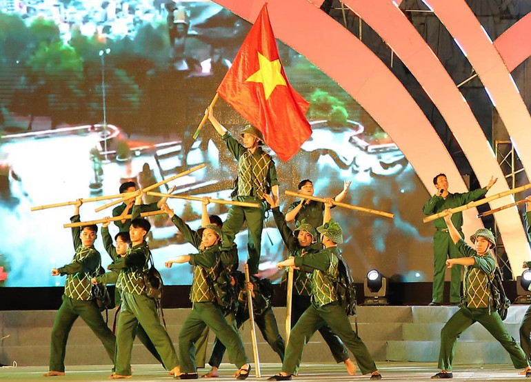 Một tiết mục văn nghệ tái hiện lại thời khắc lịch sử giải phóng Sơn La. Một tiết mục văn nghệ tái hiện lại thời khắc lịch sử giải phóng Sơn La.