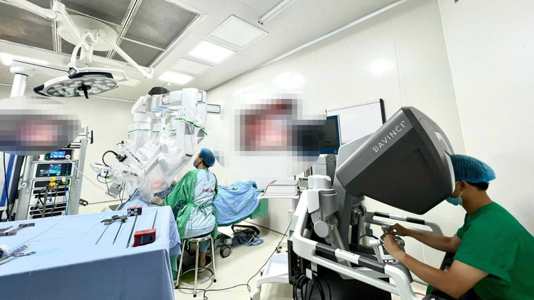 Phẫu thuật robot cắt tuyến giáp qua tiền đình.