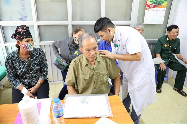 Bác sĩ Bệnh viện Hữu nghị Việt Đức thăm khám tổng quát cho người dân. Bác sĩ Bệnh viện Hữu nghị Việt Đức thăm khám tổng quát cho người dân.