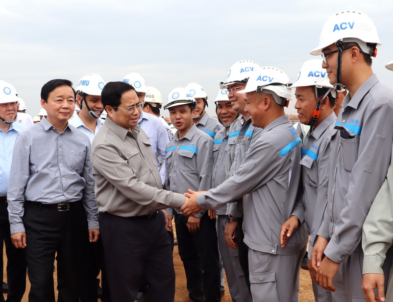 Thủ tướng Phạm Minh Chính động viên công nhân thi công trên công trường Dự án đầu tư xây dựng sân bay Long Thành.