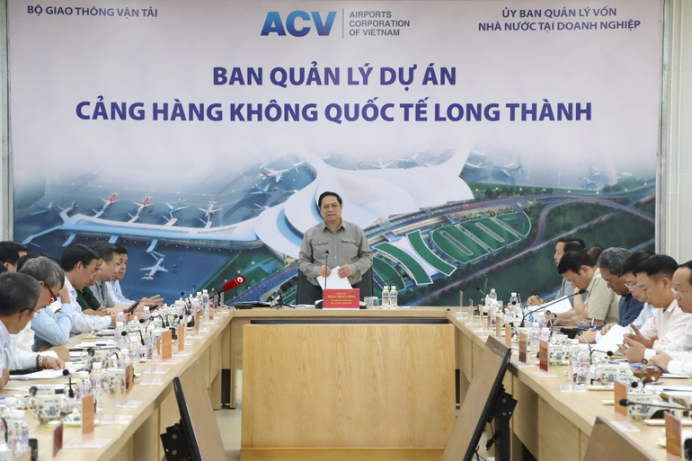 Quang cảnh buổi làm việc của Thủ tướng Phạm Minh Chính với lãnh đạo các bộ, ngành, tỉnh Đồng Nai và ACV.