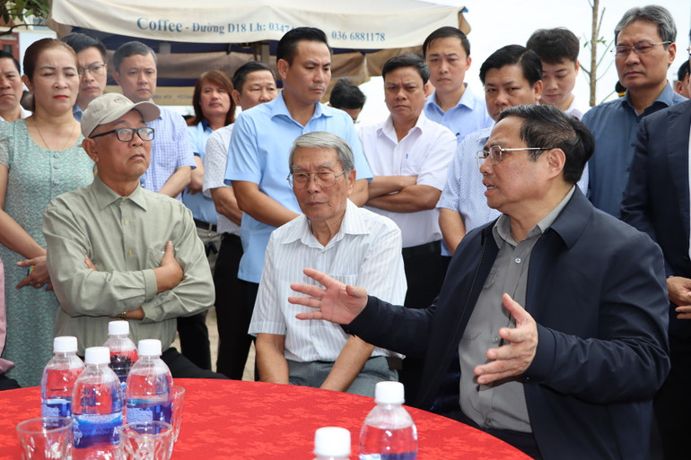 Thủ tướng Phạm Minh Chính kiểm tra các công trình trong khu tái định cư Lộc An-Bình Sơn.