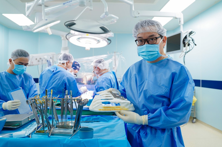 Giáo sư, Tiến sĩ Trần Trung Dũng (Giám đốc Chuyên ngành Chấn thương chỉnh hình và Cơ xương khớp, Hệ thống Y tế Vinmec) và sản phẩm công nghệ in 3D trước khi phẫu thuật ghép cho người bệnh.