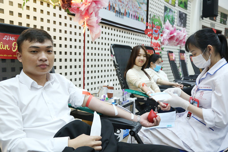 Anh Hiền và chị Hạnh cùng tham gia hiến máu.