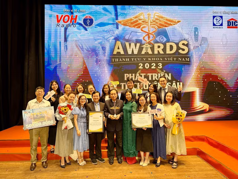 Kỹ thuật chọn lọc phôi không mang gene bệnh bằng xét nghiệm di truyền tiền làm tổ (PGT-M) do Bệnh viện Mỹ Đức triển khai thực hiện vừa được vinh danh là một trong 12 Thành tựu y khoa Việt Nam năm 2023.