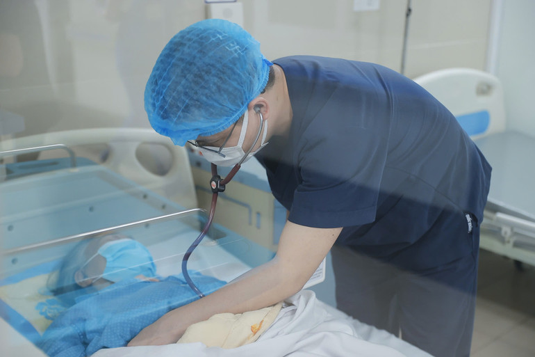 Bác sĩ khuyến cáo những đối tượng nguy cơ cao như người cao tuổi, có bệnh nền, trẻ nhỏ, phụ nữ mang thai... cần lưu ý đi khám khi thấy có triệu chứng mắc Covid-19.