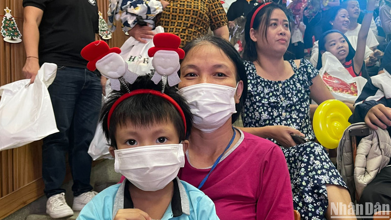 Bé Hà Thăng L. từ Quảng Bình ra Bệnh viện Nhi Trung ương nằm viện nhiều ngày qua.