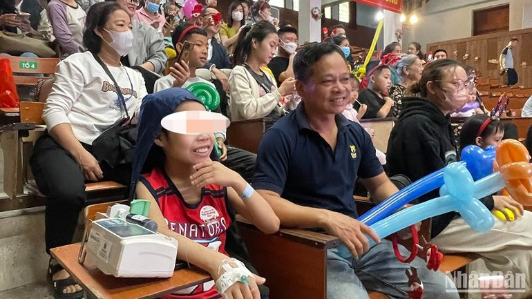 Vũ Ngọc B. dù đang phải đeo máy đo huyết áp vẫn háo hức sau khi trả lời đúng câu hỏi của MC chương trình.