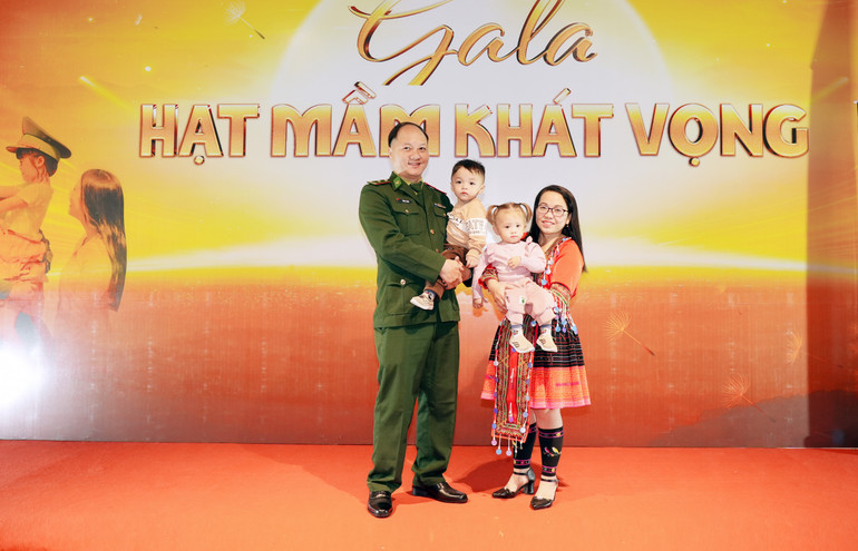 Thiếu tá Vàng A Chua, Bộ đội Biên phòng đồn Biên phòng Mường Mươn, Điện Biên và chị Lý Thị Xía hạnh phúc bên hai thiên thần nhỏ.