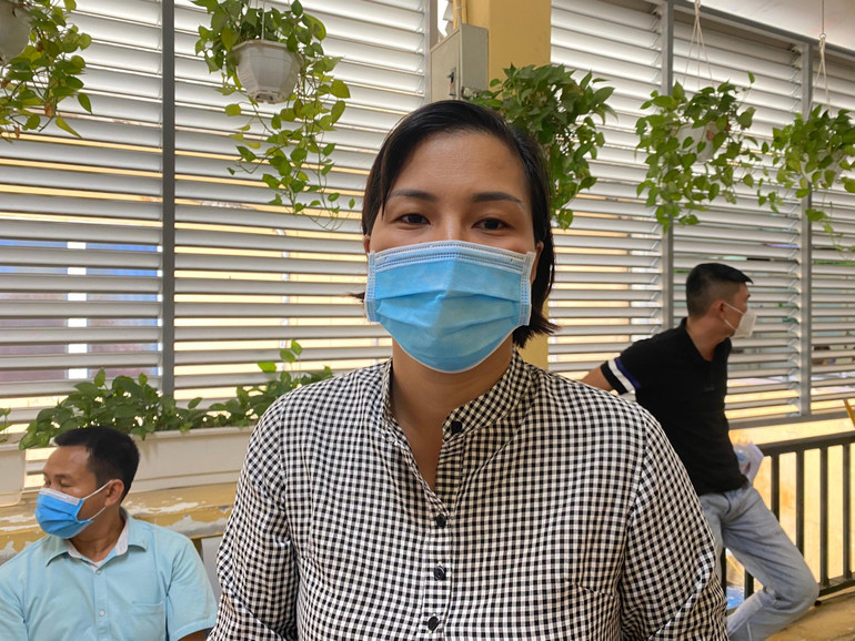 Chị Phạm Thị Minh Nghĩa (trú tại Cầu Giấy, Hà Nội) khổ sở vì mấy chục năm bị tăng tiết mồ hôi tay.