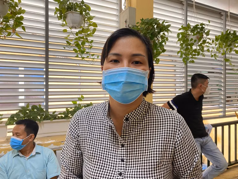 Chị Phạm Thị Minh Nghĩa (trú tại Cầu Giấy, Hà Nội) khổ sở vì mấy chục năm bị tăng tiết mồ hôi tay.