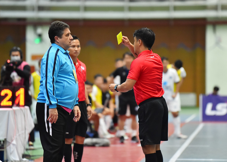 Huấn luyện viên trưởng của Thái Sơn Bắc Acosta Garcia Victor phải nhận thẻ vàng khi tranh cãi quyết liệt với trọng tài sau các pha phạm lỗi của đội khách với học trò của mình.