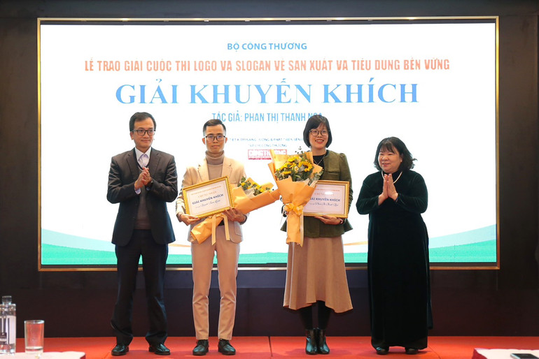 Ban tổ chức trao 2 giải Khuyến khích.