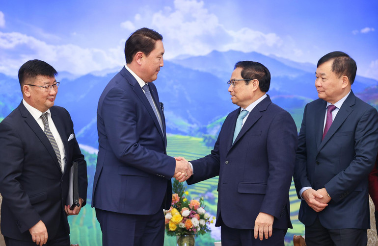 Hai bên cũng trao đổi về tình hình thế giới, khu vực và các vấn đề cùng quan tâm; nhấn mạnh tầm quan trọng của duy trì môi trường hòa bình, ổn định, hợp tác, phát triển, giải quyết các tranh chấp bằng biện pháp hòa bình, trên cơ sở luật pháp quốc tế.