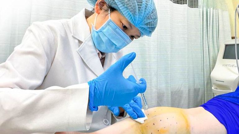 Bác sĩ tiêm botox thon gọn bắp chân cho chị H.