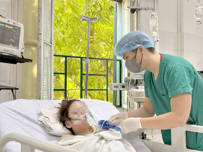 Chị V.T.M , 21 tuổi, quê Vĩnh Phúc là một người mẹ trẻ đầy nghị lực. Khi đang mang thai, chị không may mắc suy tim độ 4, phải mổ lấy thai cấp cứu để bảo vệ con tại một bệnh viện tuyến trung ương. Chị đã được ghép tim từ người cho chết não. Chị V.T.M , 21 tuổi, quê Vĩnh Phúc là một người mẹ trẻ đầy nghị lực. Khi đang mang thai, chị không may mắc suy tim độ 4, phải mổ lấy thai cấp cứu để bảo vệ con tại một bệnh viện tuyến trung ương. Chị đã được ghép tim từ người cho chết não.