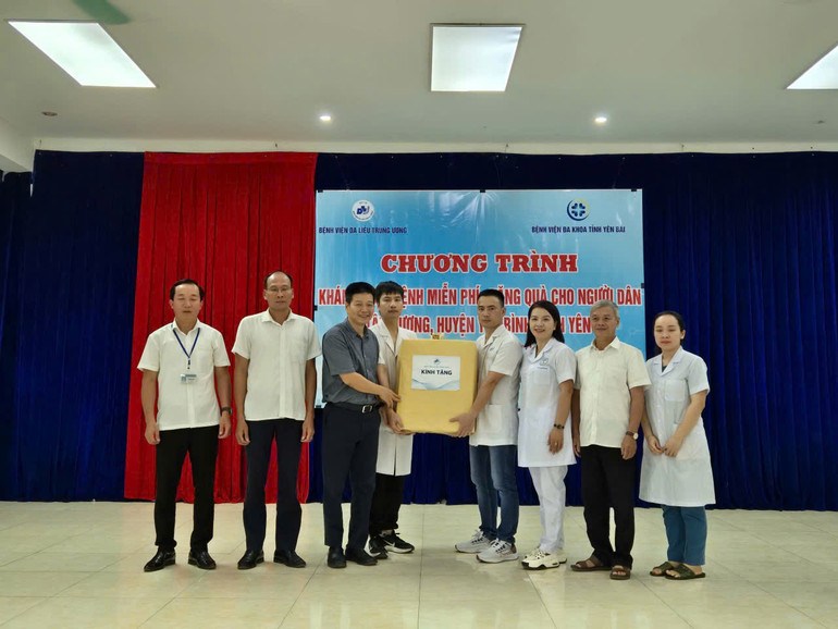 Phó Giáo sư, Tiến sĩ Lê Hữu Doanh, Giám đốc Bệnh viện Da liễu Trung ương tặng một số trang thiết bị cho trạm y tế.