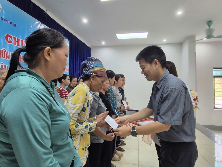 Trao quà cho 20 hộ dân bị ảnh hưởng nặng nề bởi bão lũ.