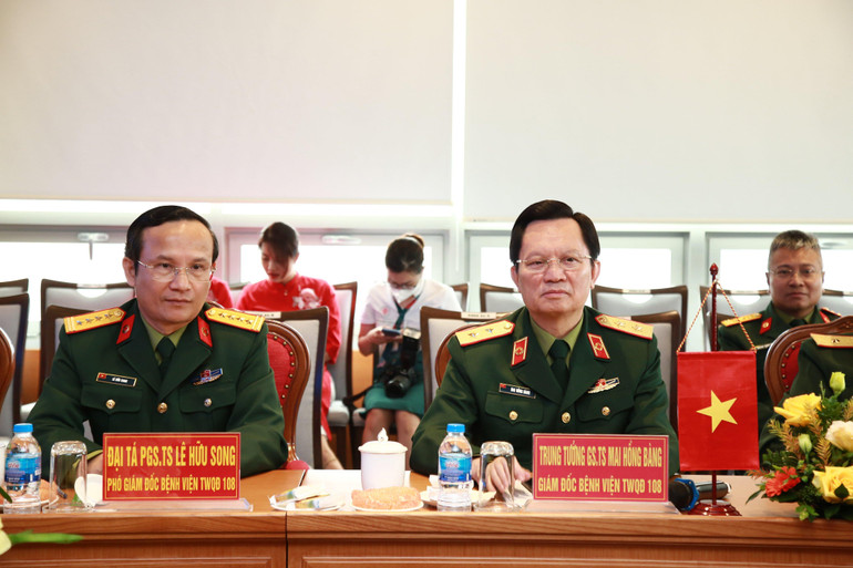 Lãnh đạo Bệnh viện Trung ương Quân đội 108 trao đổi thông tin hợp tác y tế với lãnh đạo Bệnh viện Trung ương 103 Lào.
