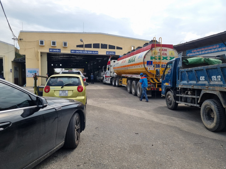 Rất nhiều phương tiện xe ô-tô các loại chờ đăng kiểm.