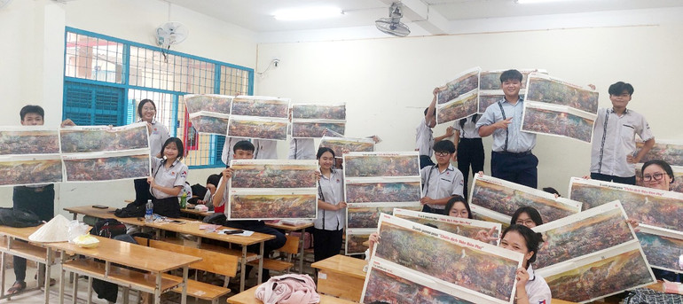 Các em học sinh Trường THPT Hoàng Diệu, tỉnh Sóc Trăng hào hứng đón nhận tranh panorama Điện Biên Phủ của Báo Nhân Dân tặng.