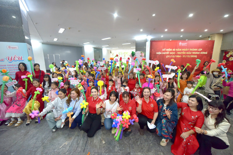 Hàng trăm bệnh nhân hòa chung niềm vui trong chương trình.