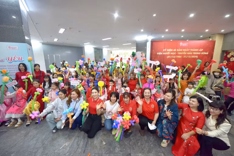 Hàng trăm bệnh nhân hòa chung niềm vui trong chương trình.