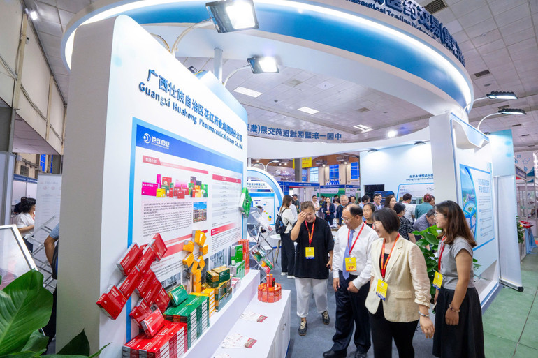 Triển lãm thu hút hơn 300 tổ chức, doanh nghiệp tham dự. Triển lãm thu hút hơn 300 tổ chức, doanh nghiệp tham dự.