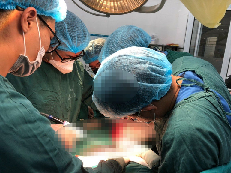 Các bác sĩ xử trí nhiều ca bệnh khó.