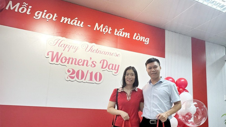 Anh Hoàng Ngọc Tuyến và vợ là chị Nguyễn Thị Hà Giang (Long Biên, Hà Nội) nhiều năm liền tích cực hiến tiểu cầu.