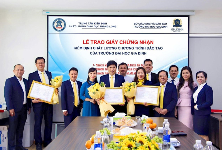 GDU đón nhận Giấy chứng nhận kiểm định chất lượng chương trình đào tạo đối với 3 ngành: Quản trị kinh doanh, Tài chính ngân hàng và Ngôn ngữ Anh.