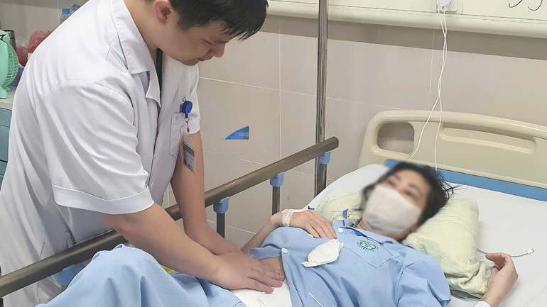 Thạc sĩ, bác sĩ Phạm Kiến Nhật kiểm tra vết mổ cho bệnh nhân P.T.T sau khi tái tạo da.