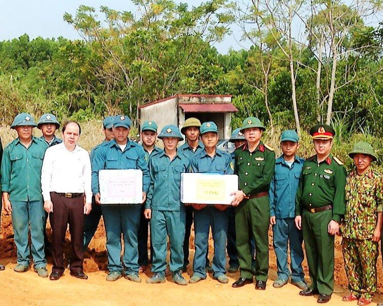 Lãnh đạo huyện Bá Thước và Bộ Chỉ huy quân sự tỉnh Thanh Hóa tặng quà động viên lực lượng tìm kiếm, quy tập liệt sĩ.