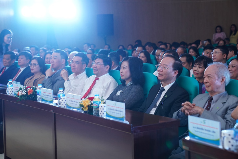 Các vị đại biểu tham dự lễ mít-tinh.