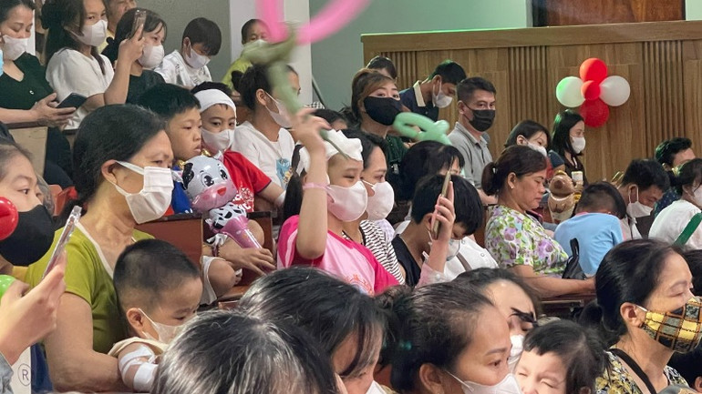 Nhiều bệnh nhi dù vừa trải qua phẫu thuật nhưng hôm nay các em không còn cảm thấy những cơn đau, chỉ có niềm vui và sự háo hức khi vừa được xem, vừa được nhận quà. Nhiều bệnh nhi dù vừa trải qua phẫu thuật nhưng hôm nay các em không còn cảm thấy những cơn đau, chỉ có niềm vui và sự háo hức khi vừa được xem, vừa được nhận quà.