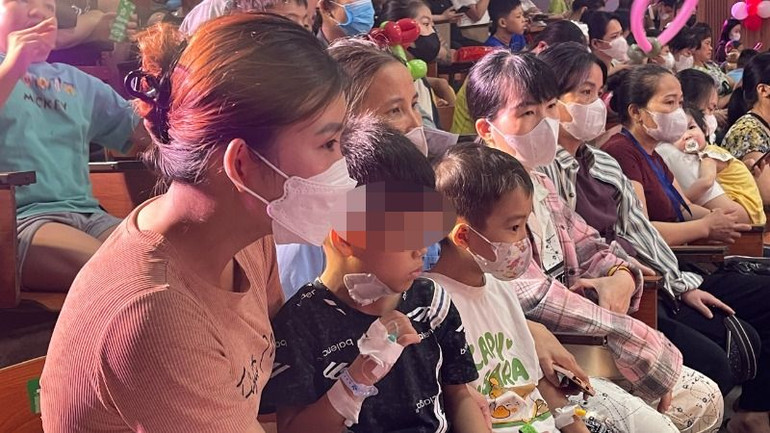 Bé trai V.M. (5 tuổi, Vân Hồ, Sơn La) vừa trải qua ca mổ 3 ngày trước. Bé trai V.M. (5 tuổi, Vân Hồ, Sơn La) vừa trải qua ca mổ 3 ngày trước.