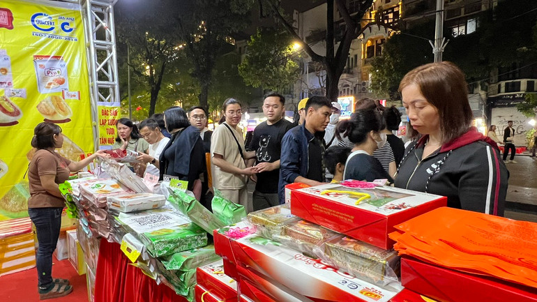 Các gian hàng thu hút sự quan tâm của du khách tại Phố đi bộ.
